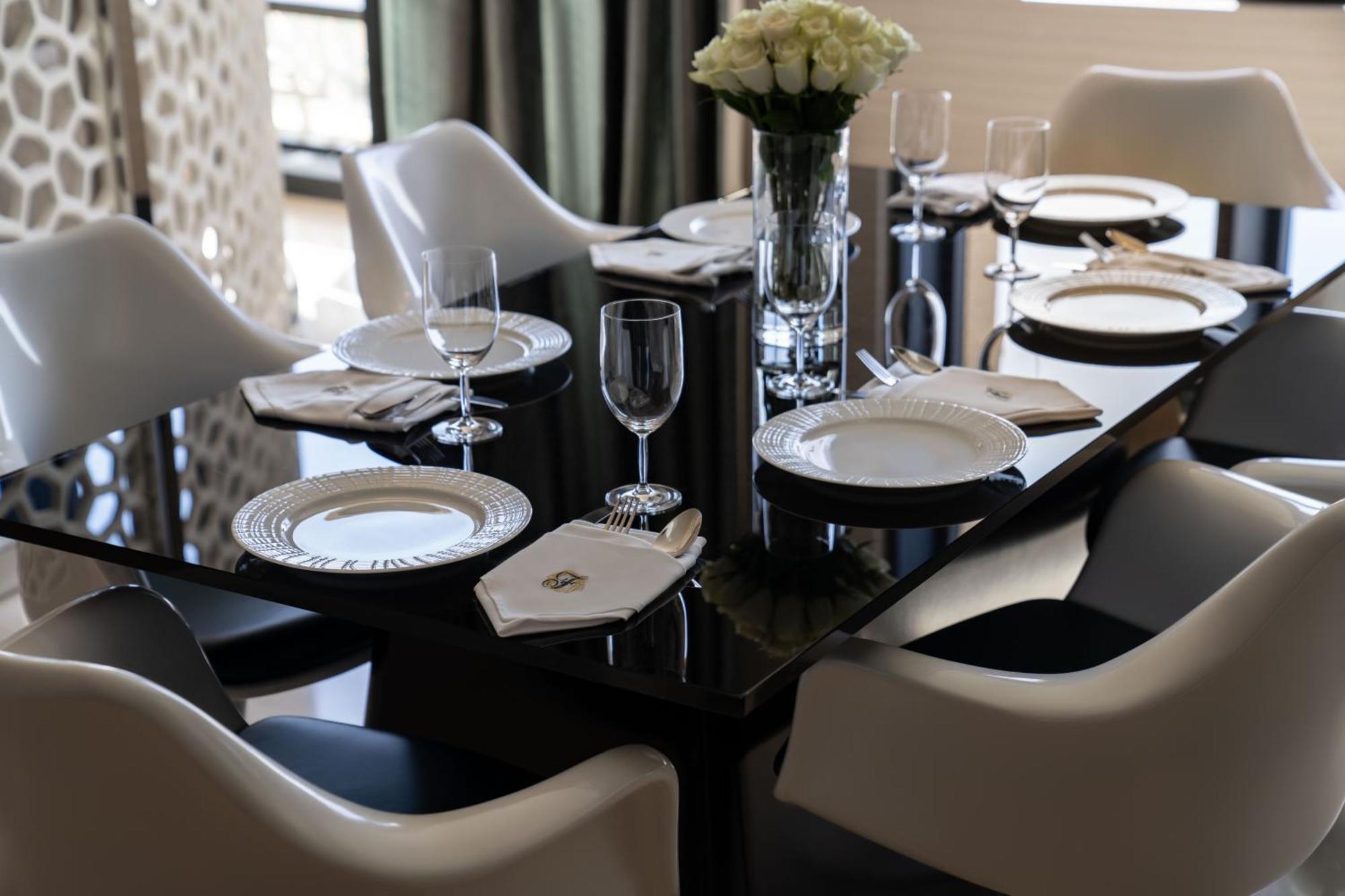 Fairmont Riadh Exterior foto A table set for a formal dinner