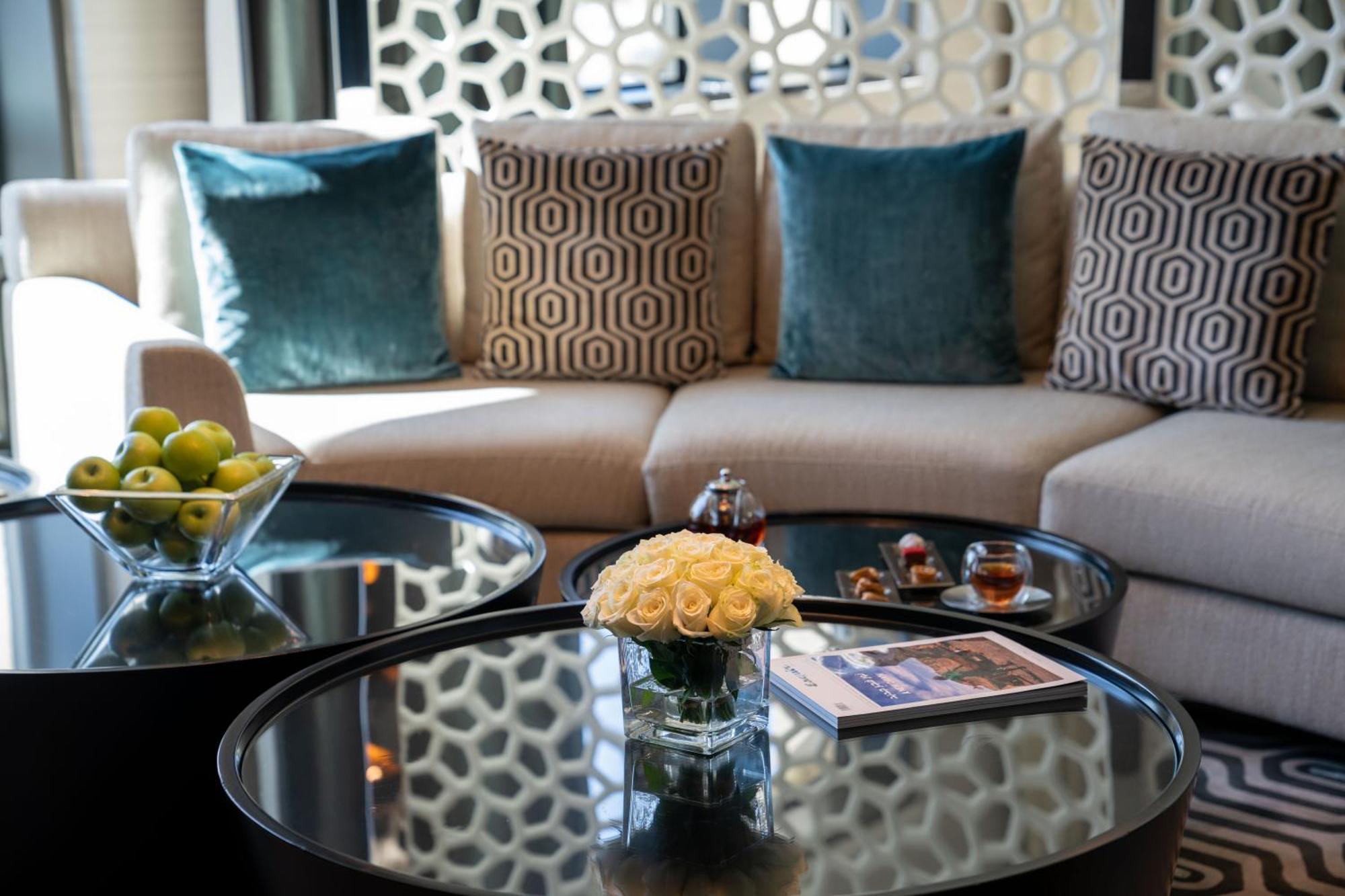 Fairmont Riadh Exterior foto A living room at the Ritz-Carlton, DIFC