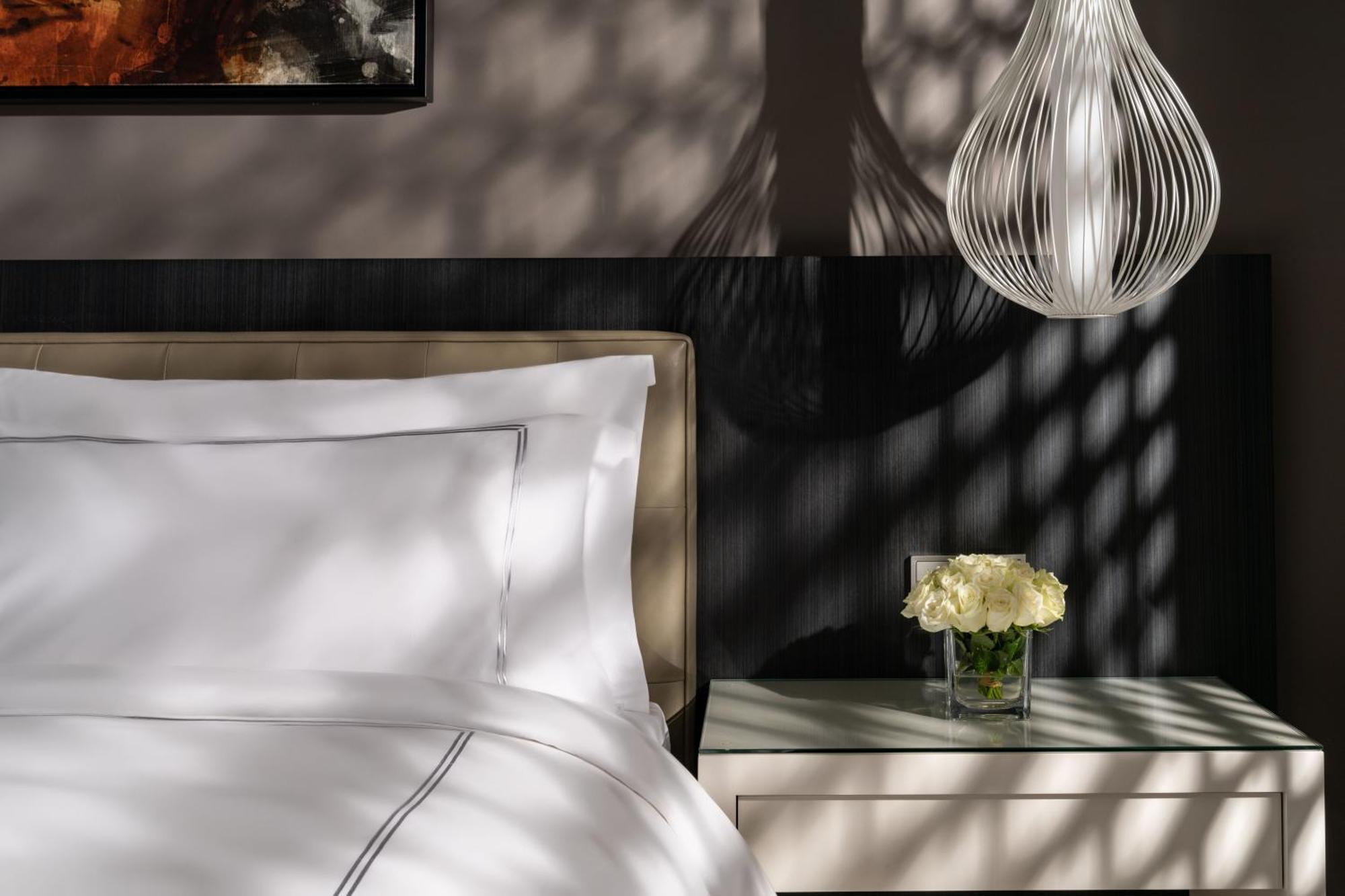 Fairmont Riadh Exterior foto A guest room at The St. Regis Dubai