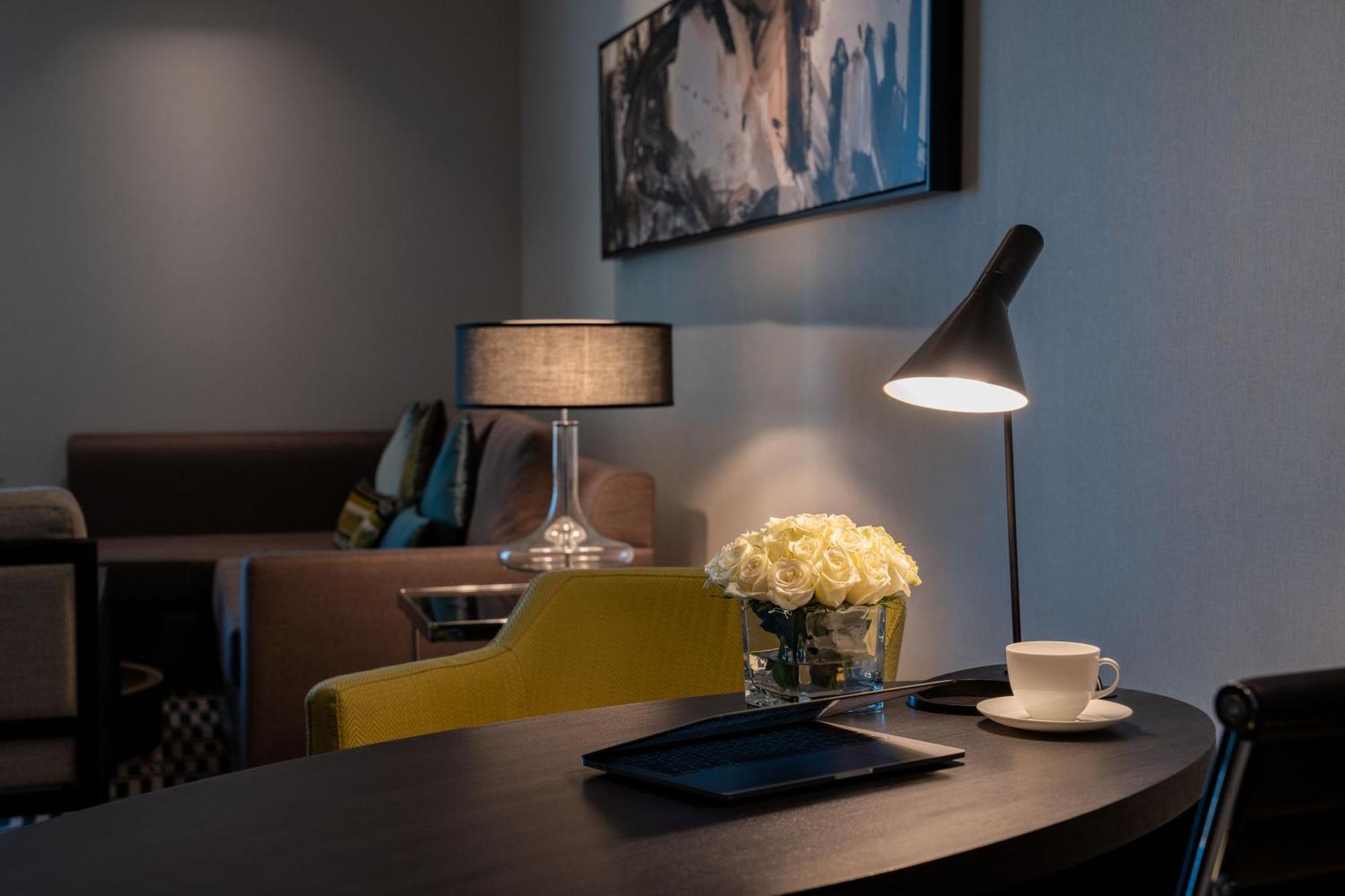 Fairmont Riadh Exterior foto A table lamp