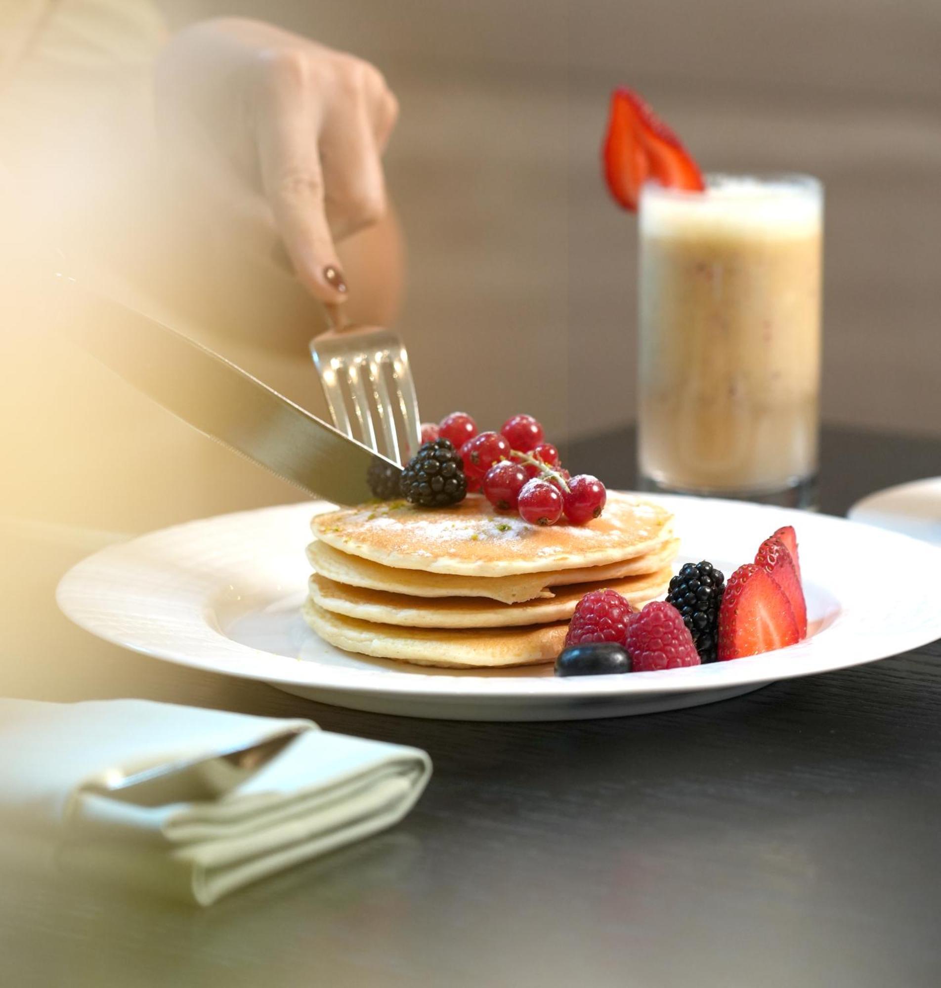 Fairmont Riadh Exterior foto A stack of pancakes with fruit