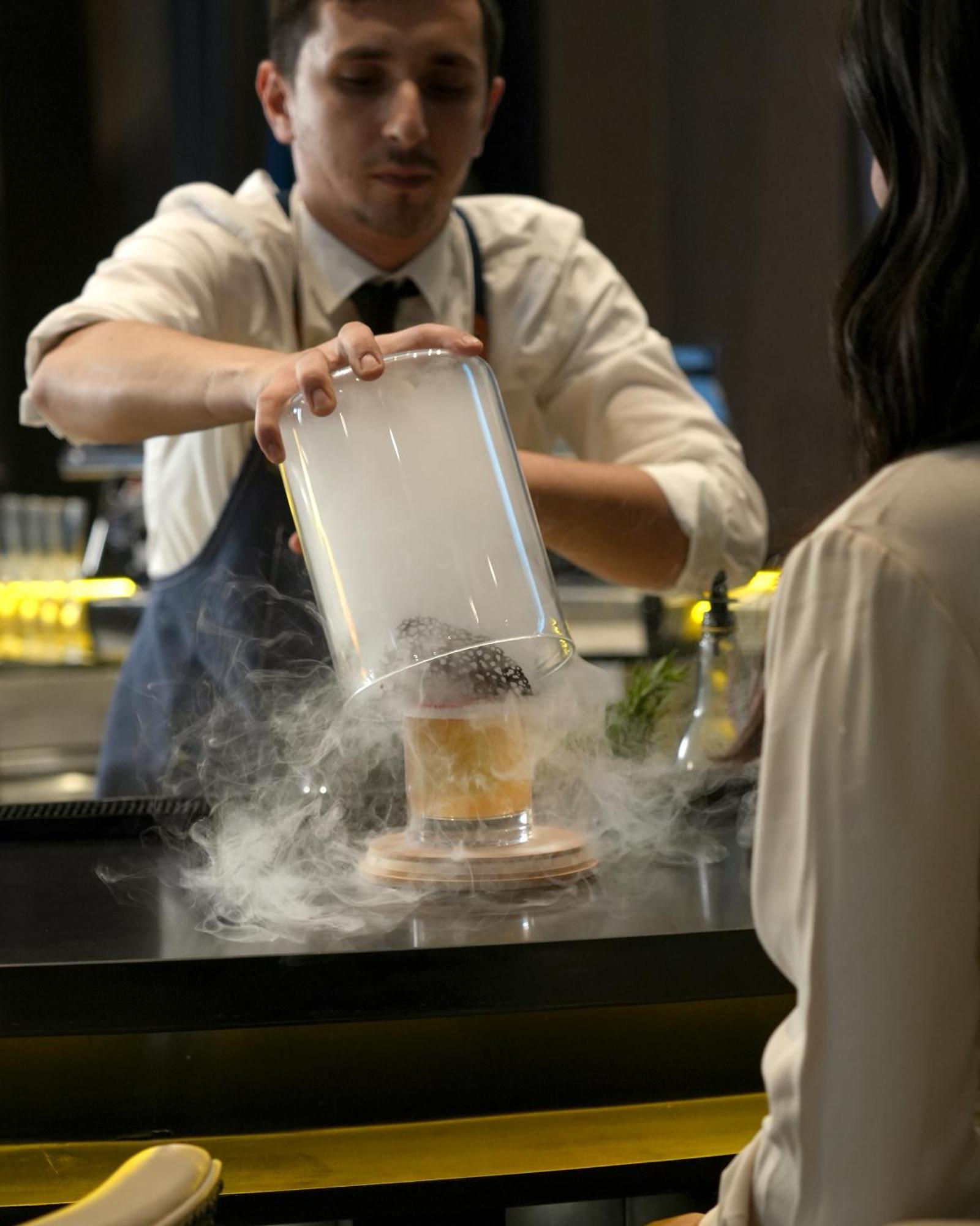 Fairmont Riadh Exterior foto A bartender preparing a cocktail with liquid nitrogen