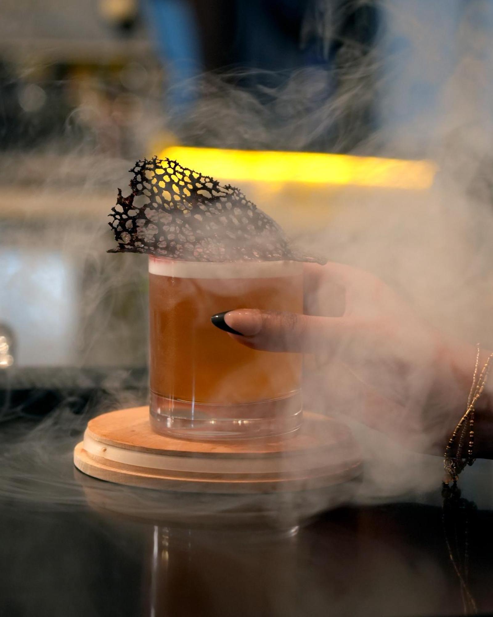 Fairmont Riadh Exterior foto A smoked Old Fashioned