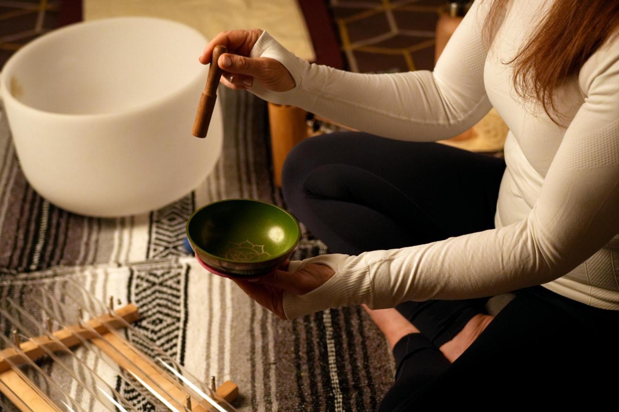 Fairmont Riadh Exterior foto A woman playing a singing bowl