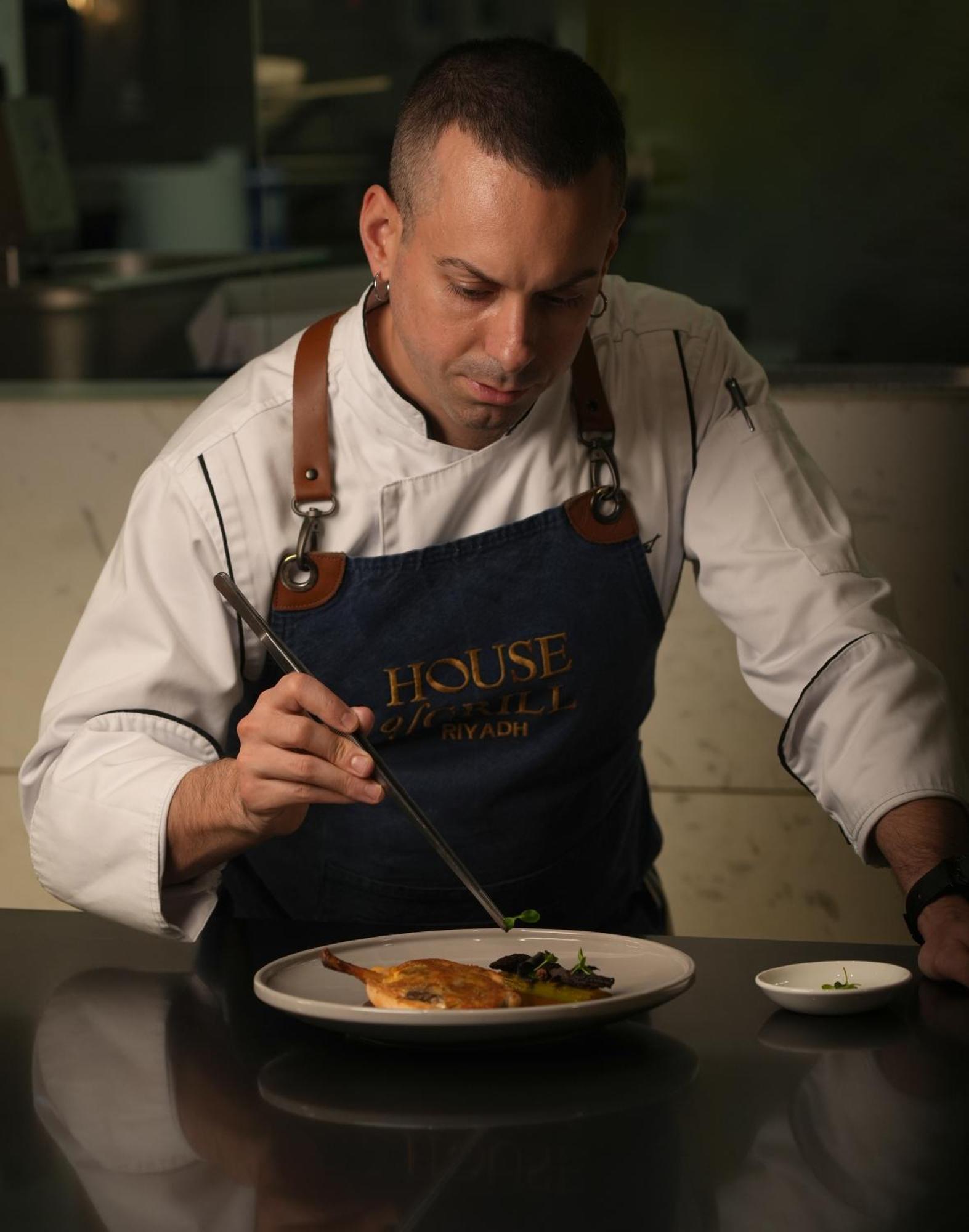 Fairmont Riadh Exterior foto A chef preparing a meal