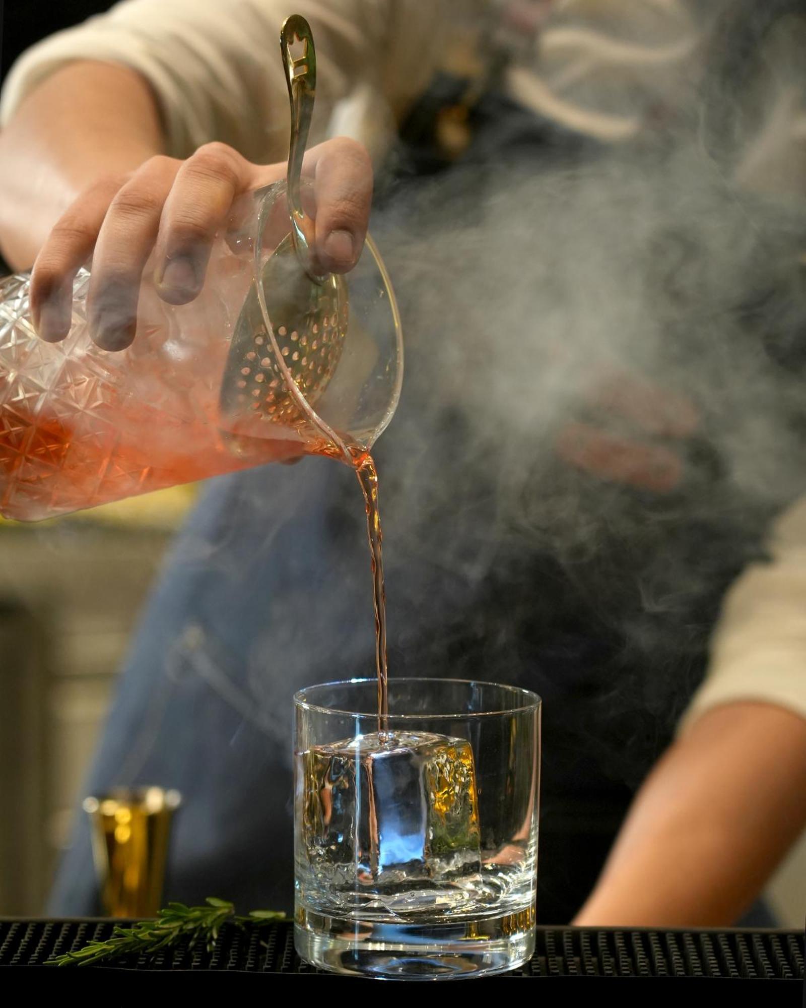 Fairmont Riadh Exterior foto A glass of iced tea