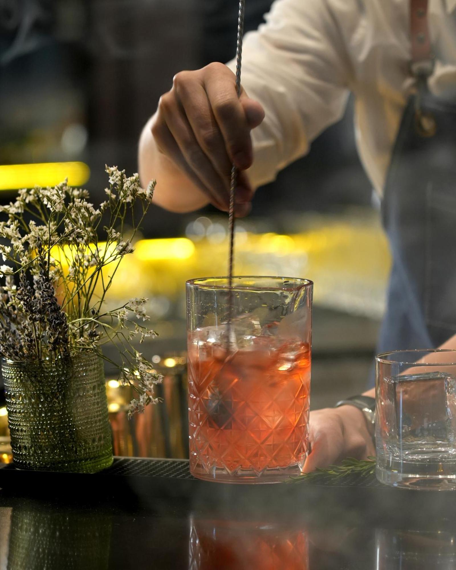 Fairmont Riadh Exterior foto A bartender stirring a cocktail