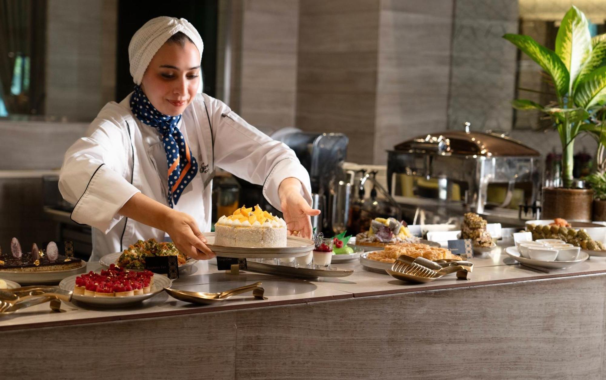 Fairmont Riadh Exterior foto A pastry chef at work