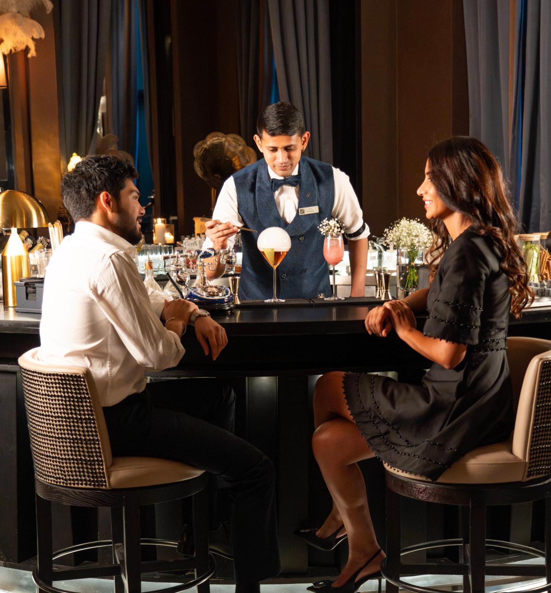 Fairmont Riadh Exterior foto A bartender serving drinks