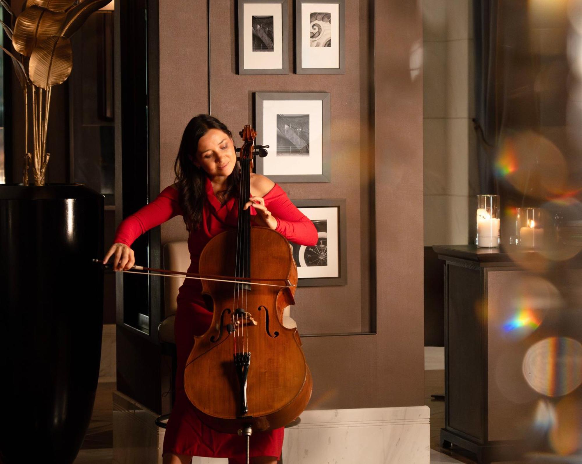Fairmont Riadh Exterior foto Cellist and singer