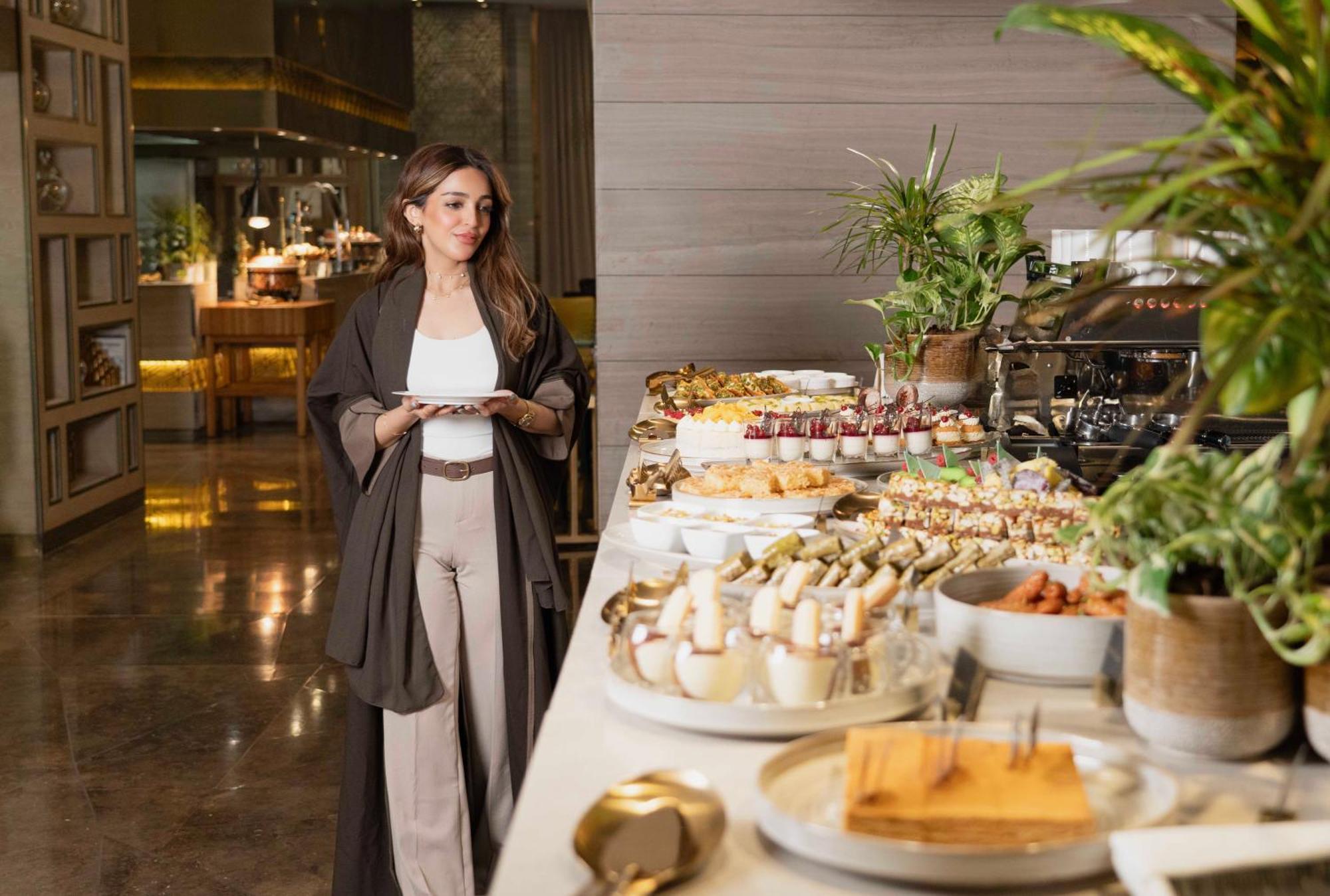 Fairmont Riadh Exterior foto A woman wearing an abaya