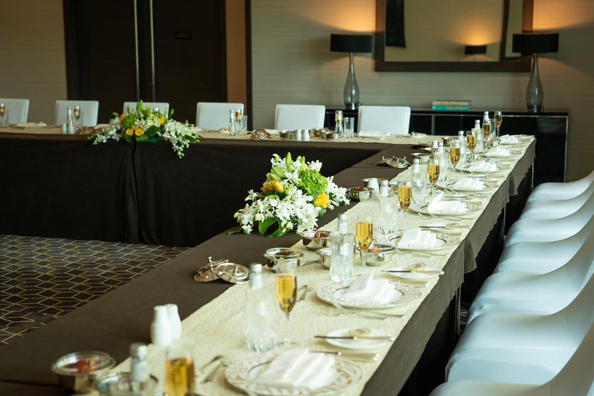 Fairmont Riadh Exterior foto A table set for a formal dinner
