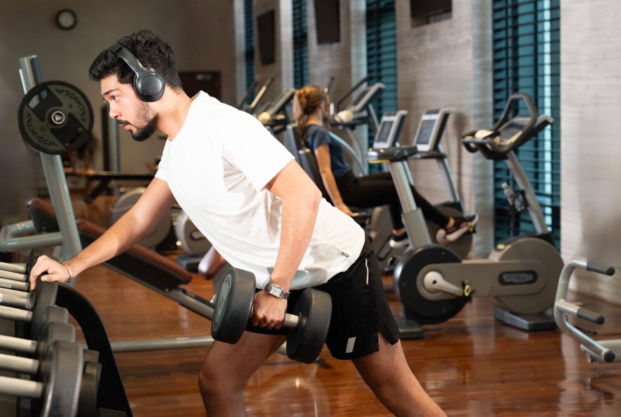 Fairmont Riadh Exterior foto A man working out with a barbell